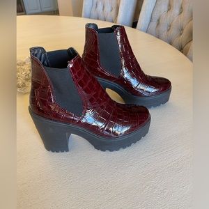 Top Moda boots Size 6 croco embossed shiny burgundy red‎ boots ❤️❤️